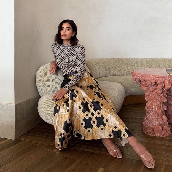 LAST ONE! GORGEOUS H&M Printed Pleated Satin Skirt - Picture 2 of 8